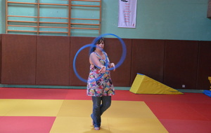SARAH multitâches Judokate , chanteuse et hoolahopeuse